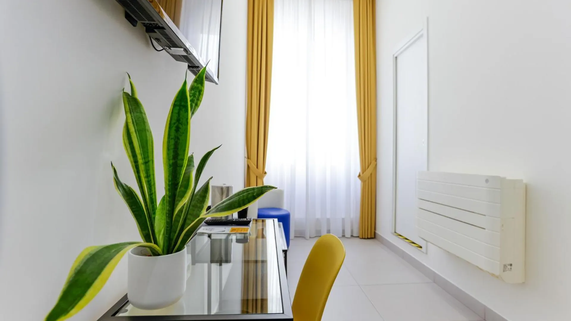 V10 Guesthouse - Vanvitelli 10 Naples Italy